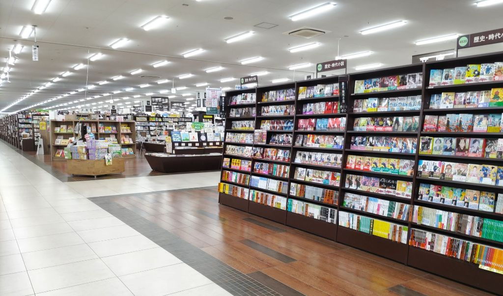 書店の店内に並ぶ本棚と平台